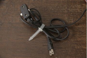 スタンドライトを綺麗に再生!木部分の修繕、和紙貼り直し。修繕箇所は本体と馴染ませ、本体は現状をベースにして着色。