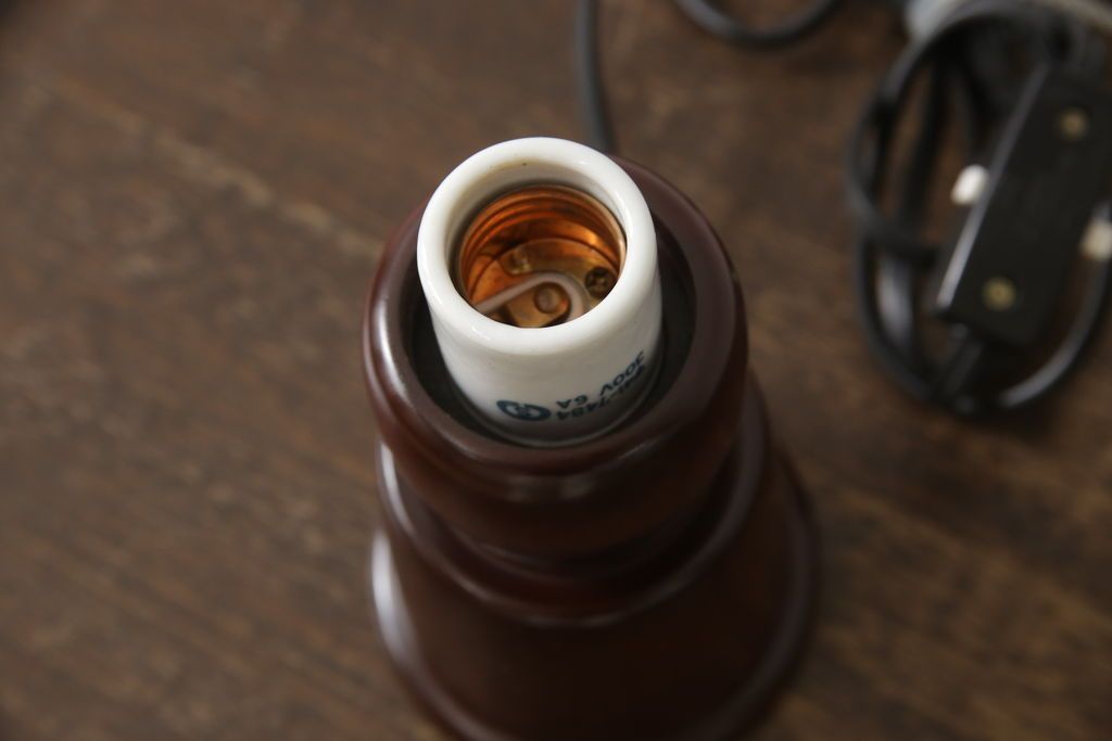 スタンドライトを綺麗に再生!木部分の修繕、和紙貼り直し。修繕箇所は本体と馴染ませ、本体は現状をベースにして着色。