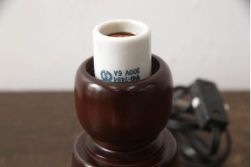 スタンドライトを綺麗に再生!木部分の修繕、和紙貼り直し。修繕箇所は本体と馴染ませ、本体は現状をベースにして着色。