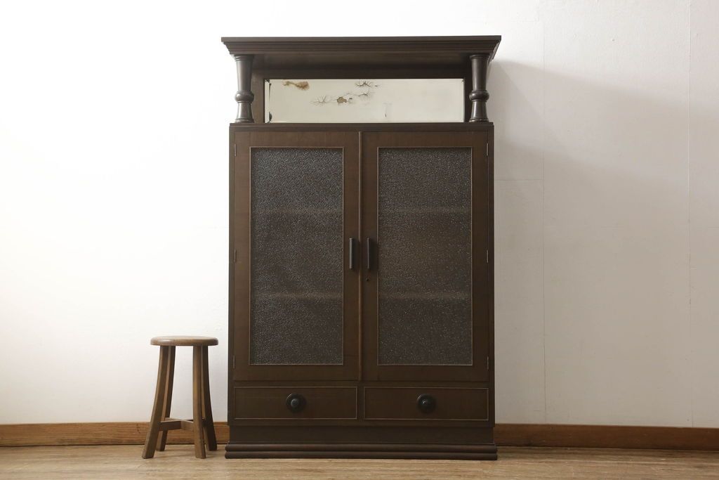 本箱を綺麗に再生!開き戸の反り調整、破損している引き出しの取っ手の修理。塗装が剥げている部分を剥離し、現状の色味に合わせて着色。