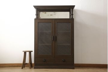 本箱を綺麗に再生!開き戸の反り調整、破損している引き出しの取っ手の修理。塗装が剥げている部分を剥離し、現状の色味に合わせて着色。