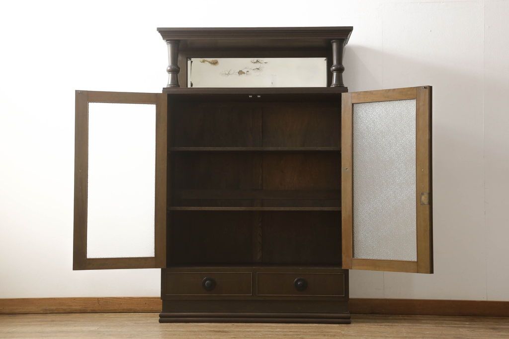 本箱を綺麗に再生!開き戸の反り調整、破損している引き出しの取っ手の修理。塗装が剥げている部分を剥離し、現状の色味に合わせて着色。