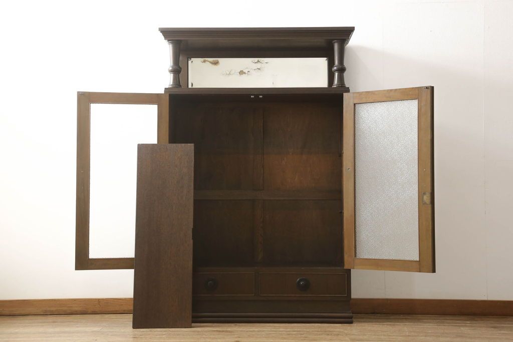 本箱を綺麗に再生!開き戸の反り調整、破損している引き出しの取っ手の修理。塗装が剥げている部分を剥離し、現状の色味に合わせて着色。