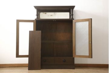 本箱を綺麗に再生!開き戸の反り調整、破損している引き出しの取っ手の修理。塗装が剥げている部分を剥離し、現状の色味に合わせて着色。