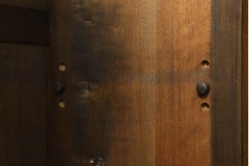 本箱を綺麗に再生!開き戸の反り調整、破損している引き出しの取っ手の修理。塗装が剥げている部分を剥離し、現状の色味に合わせて着色。