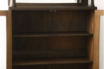 本箱を綺麗に再生!開き戸の反り調整、破損している引き出しの取っ手の修理。塗装が剥げている部分を剥離し、現状の色味に合わせて着色。