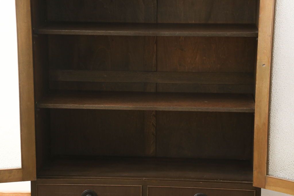 本箱を綺麗に再生!開き戸の反り調整、破損している引き出しの取っ手の修理。塗装が剥げている部分を剥離し、現状の色味に合わせて着色。