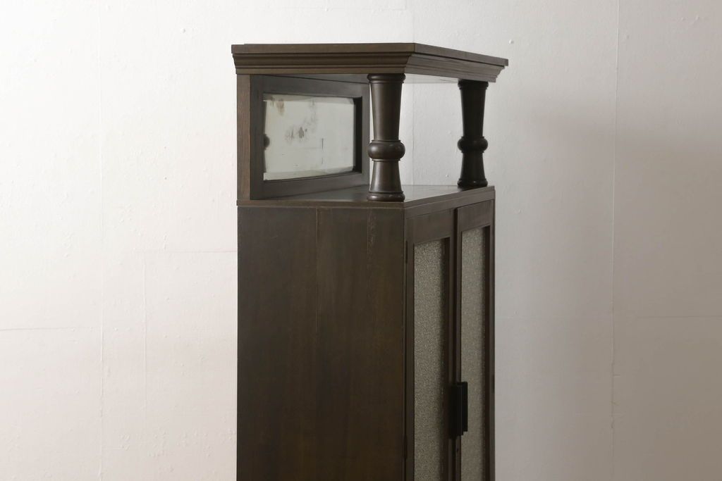 本箱を綺麗に再生!開き戸の反り調整、破損している引き出しの取っ手の修理。塗装が剥げている部分を剥離し、現状の色味に合わせて着色。