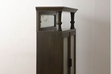 本箱を綺麗に再生!開き戸の反り調整、破損している引き出しの取っ手の修理。塗装が剥げている部分を剥離し、現状の色味に合わせて着色。