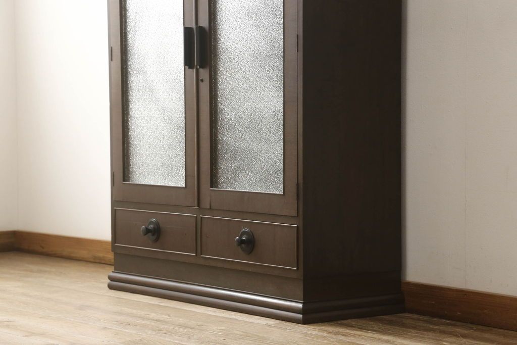 本箱を綺麗に再生!開き戸の反り調整、破損している引き出しの取っ手の修理。塗装が剥げている部分を剥離し、現状の色味に合わせて着色。