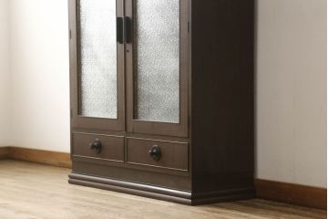 本箱を綺麗に再生!開き戸の反り調整、破損している引き出しの取っ手の修理。塗装が剥げている部分を剥離し、現状の色味に合わせて着色。