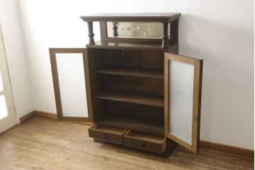 本箱を綺麗に再生!開き戸の反り調整、破損している引き出しの取っ手の修理。塗装が剥げている部分を剥離し、現状の色味に合わせて着色。