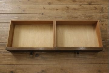 本箱を綺麗に再生!開き戸の反り調整、破損している引き出しの取っ手の修理。塗装が剥げている部分を剥離し、現状の色味に合わせて着色。