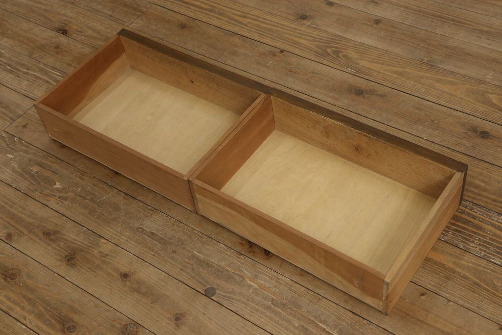 本箱を綺麗に再生!開き戸の反り調整、破損している引き出しの取っ手の修理。塗装が剥げている部分を剥離し、現状の色味に合わせて着色。