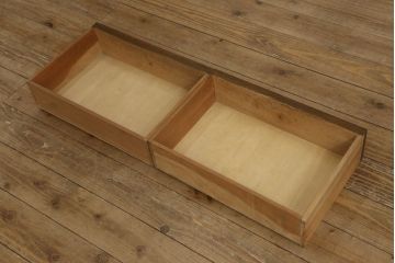 本箱を綺麗に再生!開き戸の反り調整、破損している引き出しの取っ手の修理。塗装が剥げている部分を剥離し、現状の色味に合わせて着色。