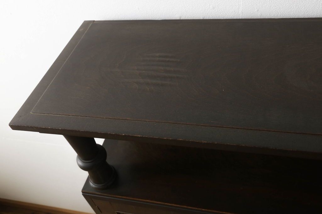 本箱を綺麗に再生!開き戸の反り調整、破損している引き出しの取っ手の修理。塗装が剥げている部分を剥離し、現状の色味に合わせて着色。