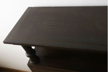 本箱を綺麗に再生!開き戸の反り調整、破損している引き出しの取っ手の修理。塗装が剥げている部分を剥離し、現状の色味に合わせて着色。