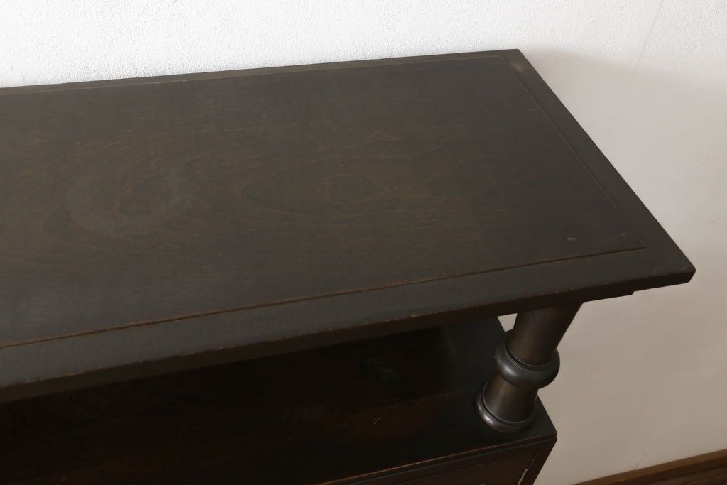 本箱を綺麗に再生!開き戸の反り調整、破損している引き出しの取っ手の修理。塗装が剥げている部分を剥離し、現状の色味に合わせて着色。