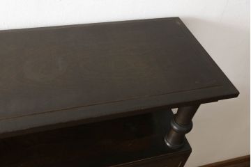 本箱を綺麗に再生!開き戸の反り調整、破損している引き出しの取っ手の修理。塗装が剥げている部分を剥離し、現状の色味に合わせて着色。