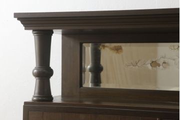 本箱を綺麗に再生!開き戸の反り調整、破損している引き出しの取っ手の修理。塗装が剥げている部分を剥離し、現状の色味に合わせて着色。