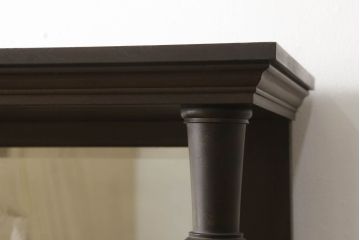 本箱を綺麗に再生!開き戸の反り調整、破損している引き出しの取っ手の修理。塗装が剥げている部分を剥離し、現状の色味に合わせて着色。