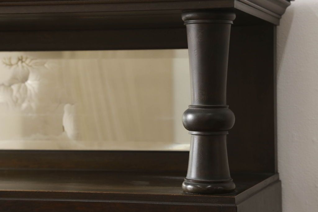 本箱を綺麗に再生!開き戸の反り調整、破損している引き出しの取っ手の修理。塗装が剥げている部分を剥離し、現状の色味に合わせて着色。