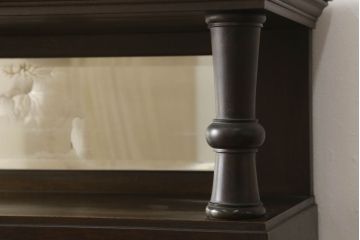 本箱を綺麗に再生!開き戸の反り調整、破損している引き出しの取っ手の修理。塗装が剥げている部分を剥離し、現状の色味に合わせて着色。