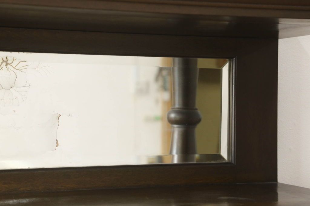 本箱を綺麗に再生!開き戸の反り調整、破損している引き出しの取っ手の修理。塗装が剥げている部分を剥離し、現状の色味に合わせて着色。