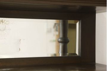 本箱を綺麗に再生!開き戸の反り調整、破損している引き出しの取っ手の修理。塗装が剥げている部分を剥離し、現状の色味に合わせて着色。