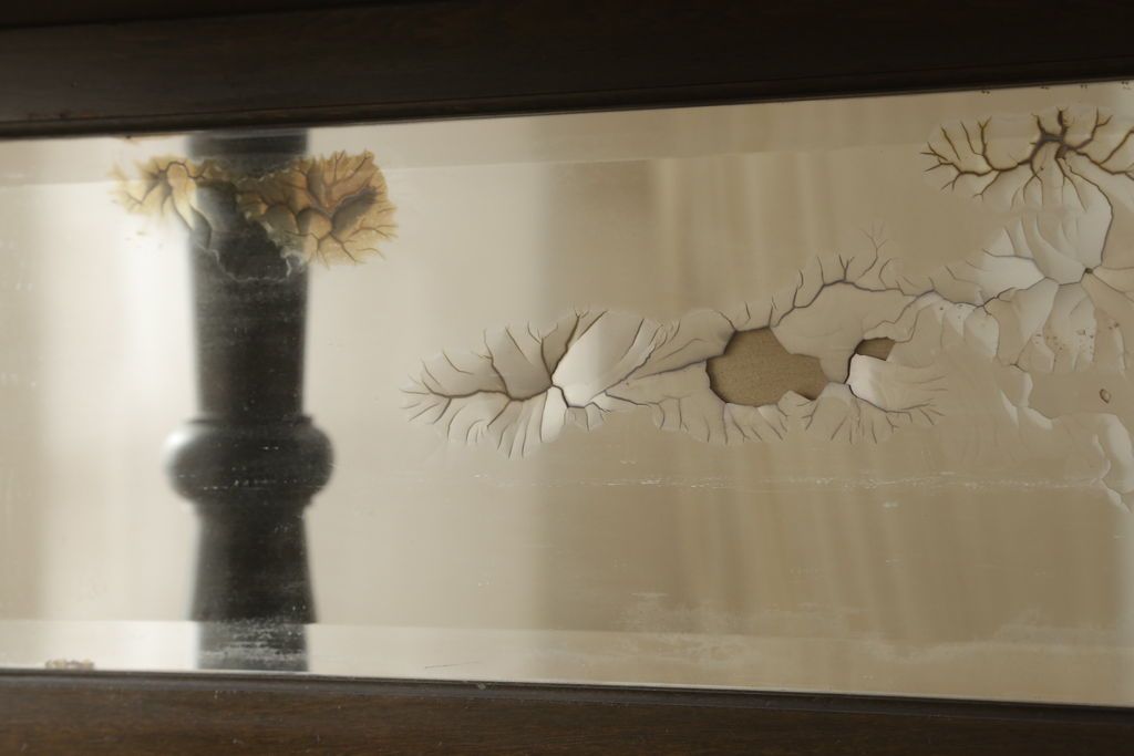 本箱を綺麗に再生!開き戸の反り調整、破損している引き出しの取っ手の修理。塗装が剥げている部分を剥離し、現状の色味に合わせて着色。