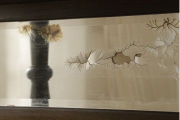 本箱を綺麗に再生!開き戸の反り調整、破損している引き出しの取っ手の修理。塗装が剥げている部分を剥離し、現状の色味に合わせて着色。