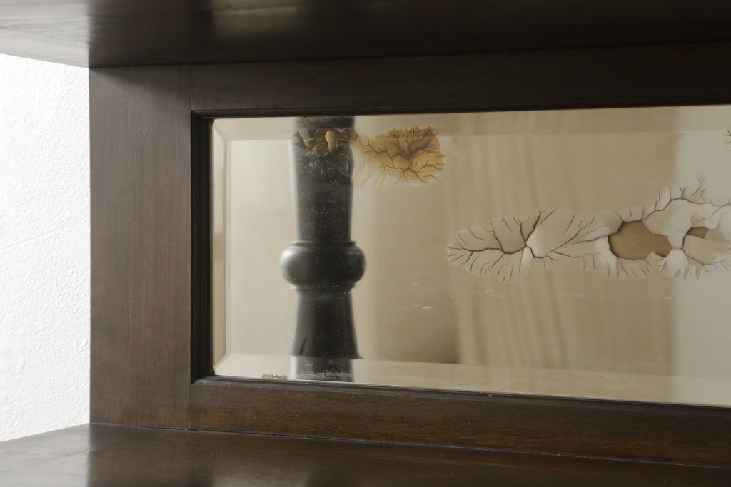 本箱を綺麗に再生!開き戸の反り調整、破損している引き出しの取っ手の修理。塗装が剥げている部分を剥離し、現状の色味に合わせて着色。