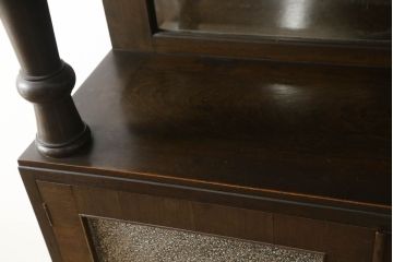 本箱を綺麗に再生!開き戸の反り調整、破損している引き出しの取っ手の修理。塗装が剥げている部分を剥離し、現状の色味に合わせて着色。