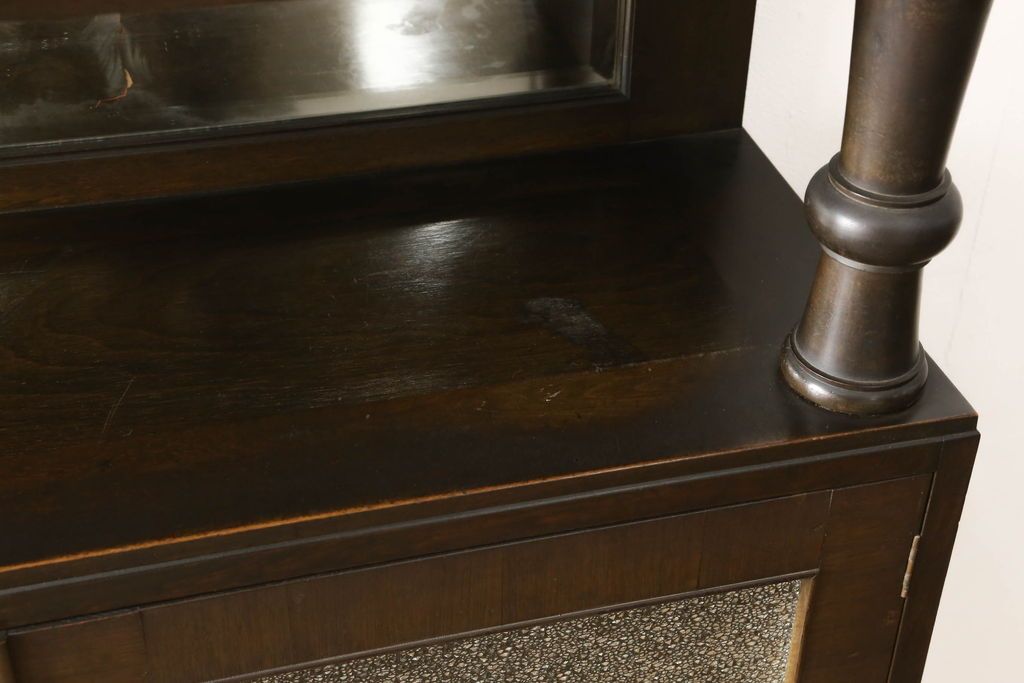 本箱を綺麗に再生!開き戸の反り調整、破損している引き出しの取っ手の修理。塗装が剥げている部分を剥離し、現状の色味に合わせて着色。