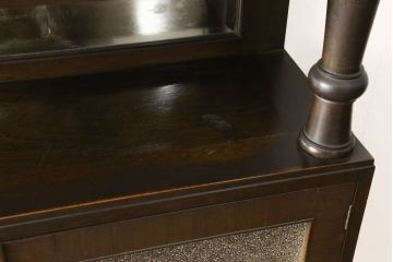 本箱を綺麗に再生!開き戸の反り調整、破損している引き出しの取っ手の修理。塗装が剥げている部分を剥離し、現状の色味に合わせて着色。