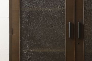 本箱を綺麗に再生!開き戸の反り調整、破損している引き出しの取っ手の修理。塗装が剥げている部分を剥離し、現状の色味に合わせて着色。