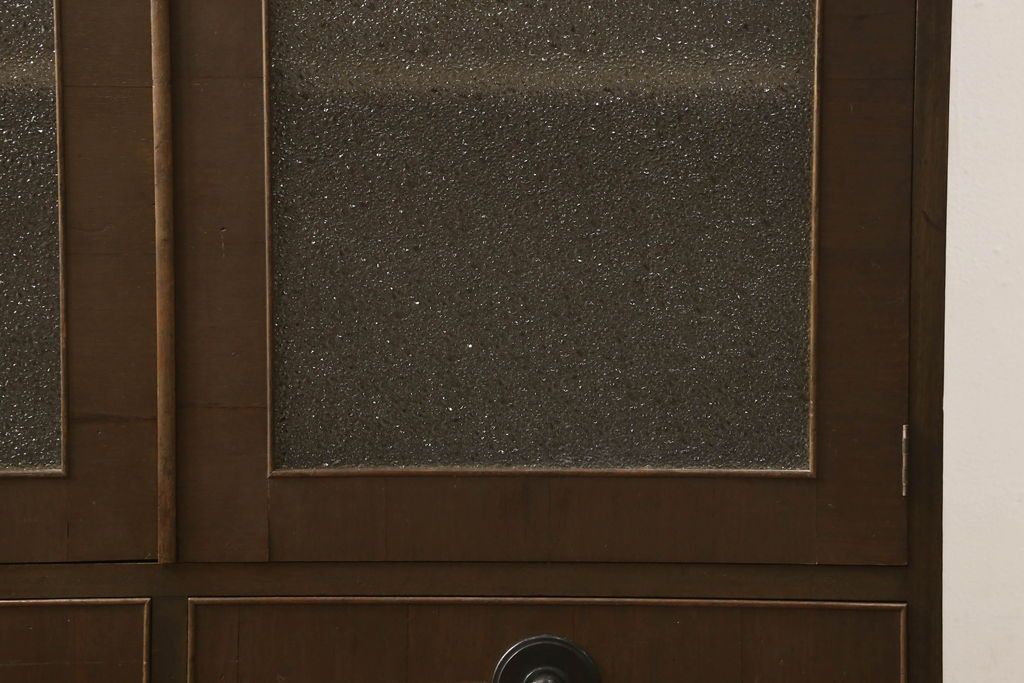 本箱を綺麗に再生!開き戸の反り調整、破損している引き出しの取っ手の修理。塗装が剥げている部分を剥離し、現状の色味に合わせて着色。