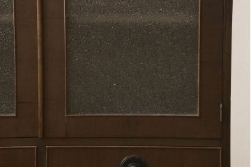 本箱を綺麗に再生!開き戸の反り調整、破損している引き出しの取っ手の修理。塗装が剥げている部分を剥離し、現状の色味に合わせて着色。