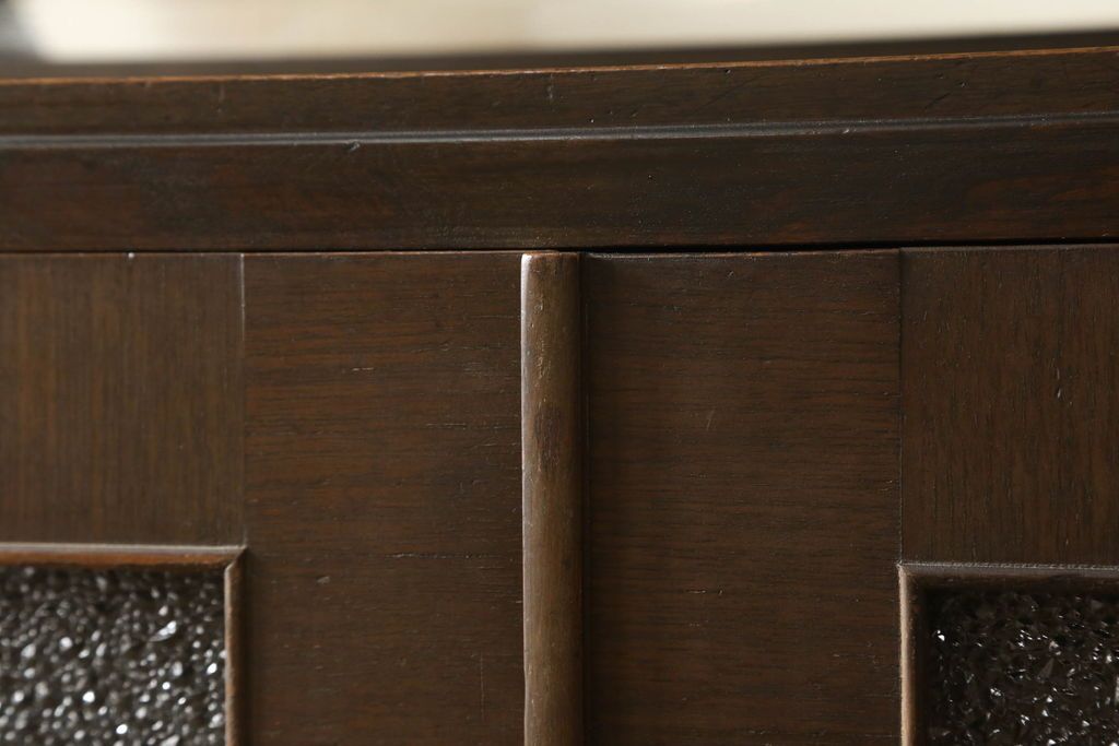 本箱を綺麗に再生!開き戸の反り調整、破損している引き出しの取っ手の修理。塗装が剥げている部分を剥離し、現状の色味に合わせて着色。