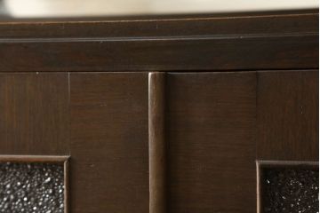 本箱を綺麗に再生!開き戸の反り調整、破損している引き出しの取っ手の修理。塗装が剥げている部分を剥離し、現状の色味に合わせて着色。