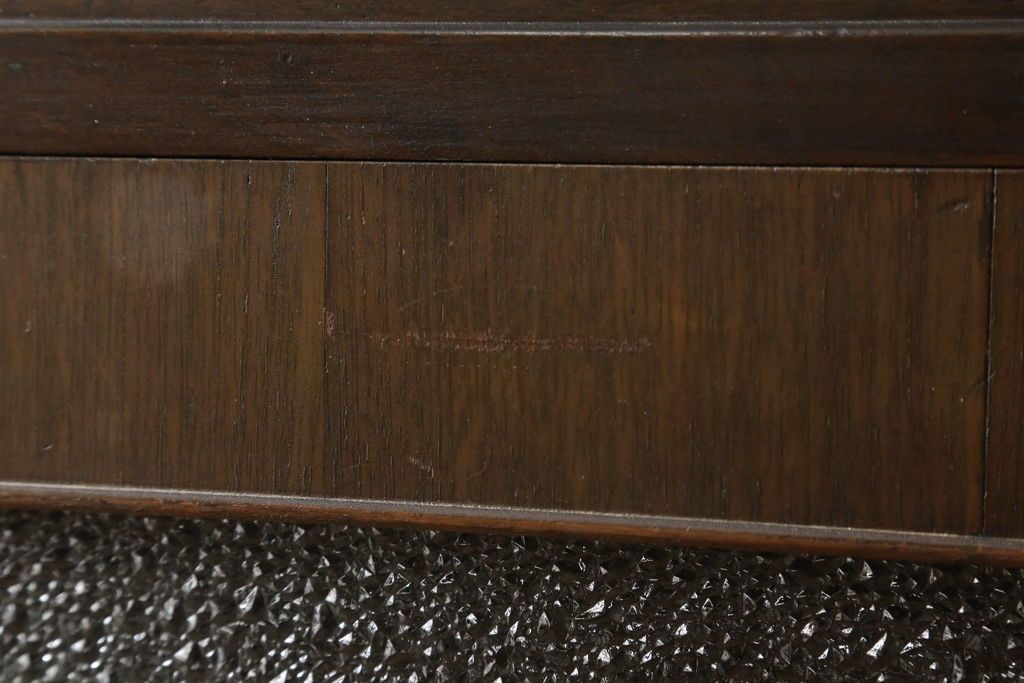 本箱を綺麗に再生!開き戸の反り調整、破損している引き出しの取っ手の修理。塗装が剥げている部分を剥離し、現状の色味に合わせて着色。