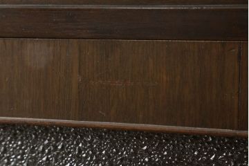 本箱を綺麗に再生!開き戸の反り調整、破損している引き出しの取っ手の修理。塗装が剥げている部分を剥離し、現状の色味に合わせて着色。