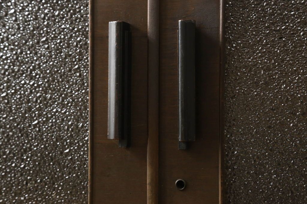 本箱を綺麗に再生!開き戸の反り調整、破損している引き出しの取っ手の修理。塗装が剥げている部分を剥離し、現状の色味に合わせて着色。