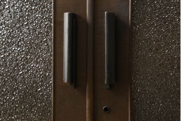 本箱を綺麗に再生!開き戸の反り調整、破損している引き出しの取っ手の修理。塗装が剥げている部分を剥離し、現状の色味に合わせて着色。