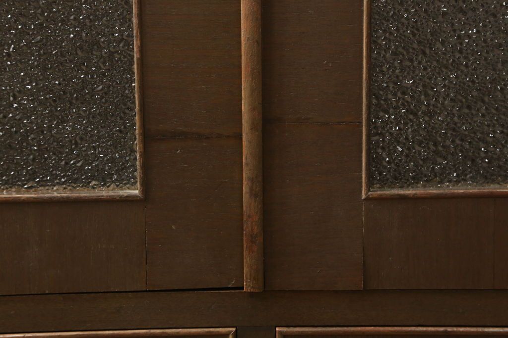 本箱を綺麗に再生!開き戸の反り調整、破損している引き出しの取っ手の修理。塗装が剥げている部分を剥離し、現状の色味に合わせて着色。