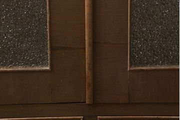 本箱を綺麗に再生!開き戸の反り調整、破損している引き出しの取っ手の修理。塗装が剥げている部分を剥離し、現状の色味に合わせて着色。