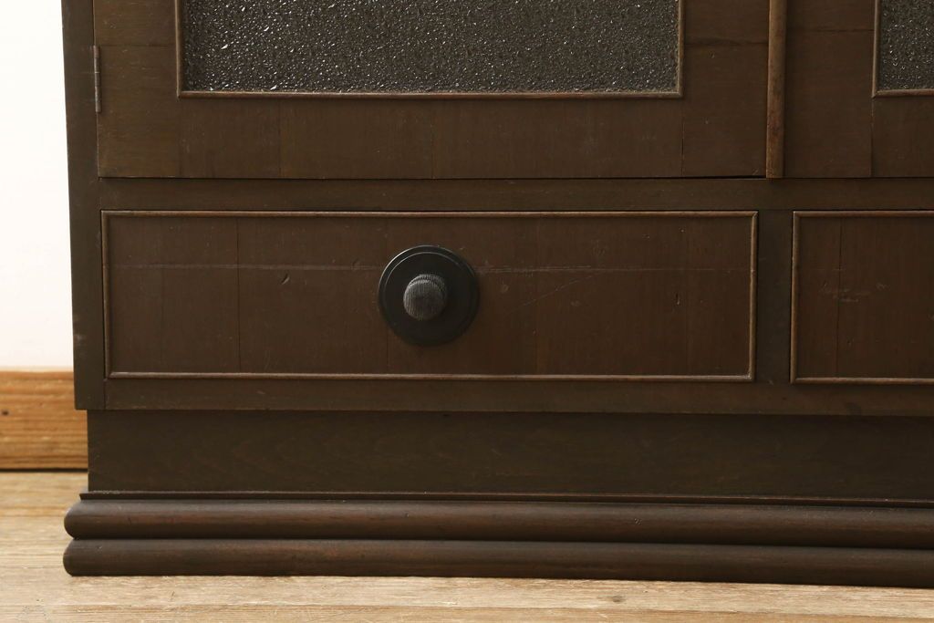 本箱を綺麗に再生!開き戸の反り調整、破損している引き出しの取っ手の修理。塗装が剥げている部分を剥離し、現状の色味に合わせて着色。