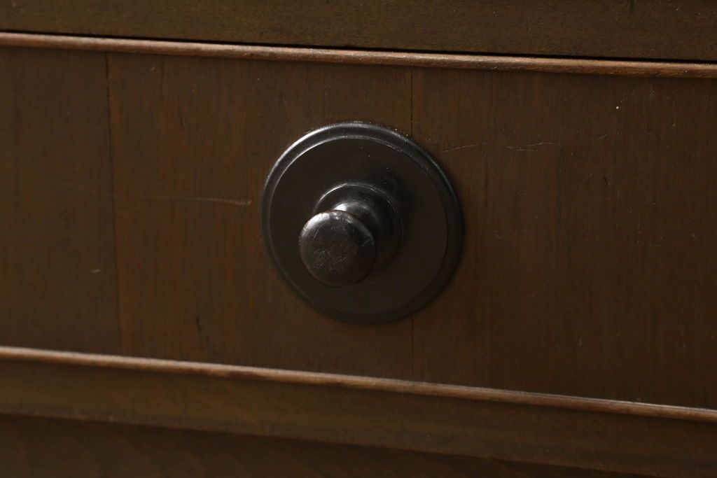 本箱を綺麗に再生!開き戸の反り調整、破損している引き出しの取っ手の修理。塗装が剥げている部分を剥離し、現状の色味に合わせて着色。