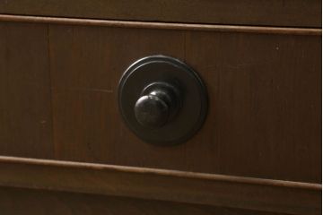 本箱を綺麗に再生!開き戸の反り調整、破損している引き出しの取っ手の修理。塗装が剥げている部分を剥離し、現状の色味に合わせて着色。