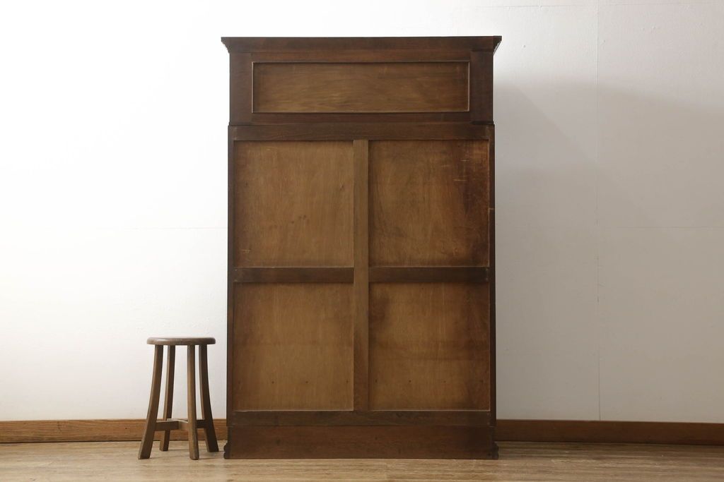 本箱を綺麗に再生!開き戸の反り調整、破損している引き出しの取っ手の修理。塗装が剥げている部分を剥離し、現状の色味に合わせて着色。